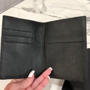 Black leather wallet. (Unisex)